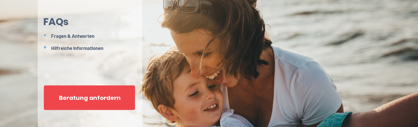 Eine Mutter erklärt ihrem Sohn am Strand eine Frage