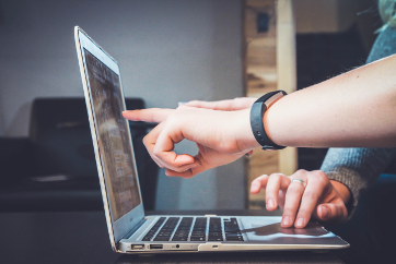 Savme Empfehlen Zwei Menschen am Laptop