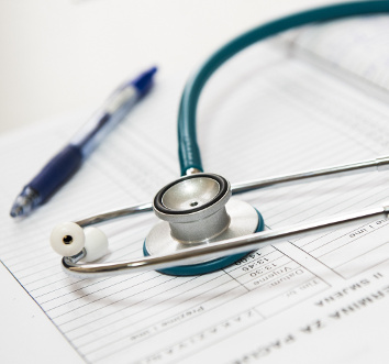 Arbeitsunfähigkeit Eine Patientenakte mit medizinischem Gerät